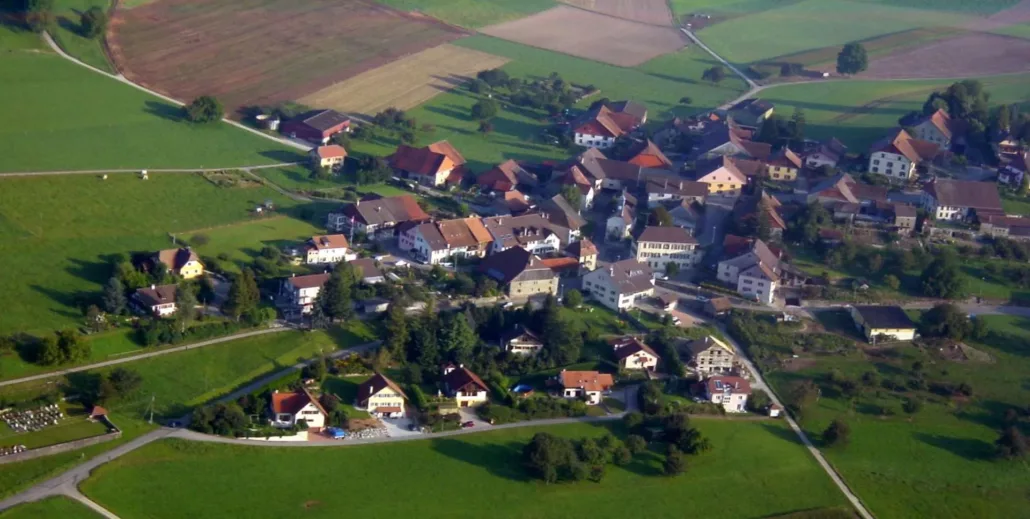 Vue aérienne du village de Chavannes-sur-Moudon et de ses terres agricoles