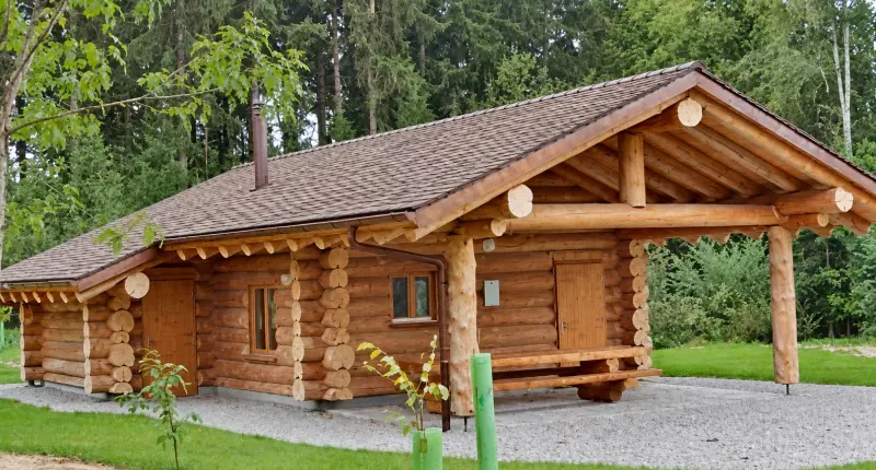 Extérieur du refuge en rondins de bois
