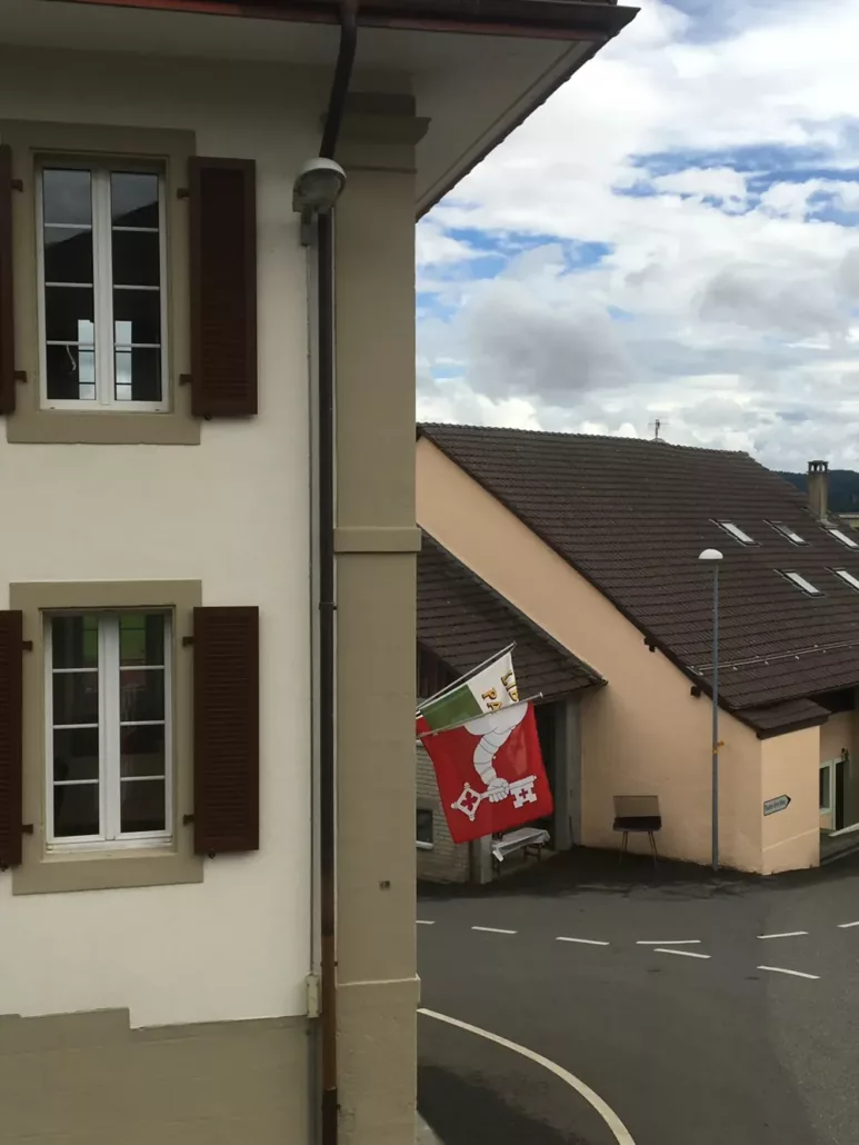 Drapeaux suisses pavoisant le village de Chavannes-sur-Moudon